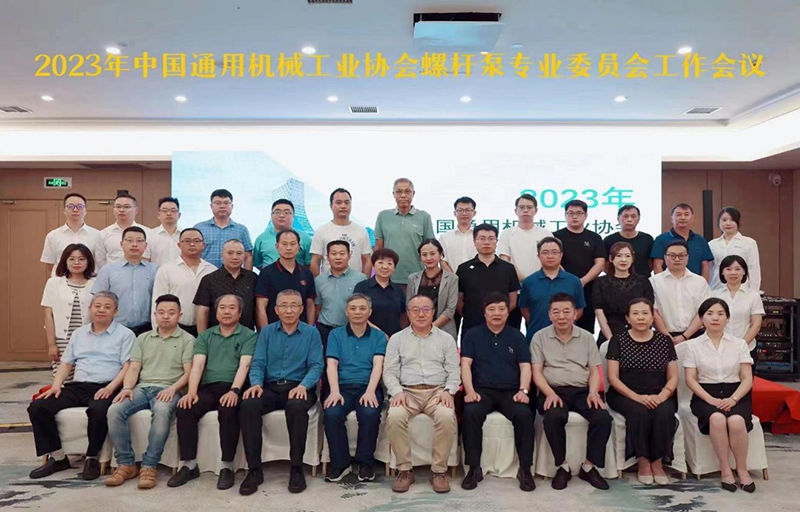 公司為螺（luó）杆泵行業量身設計專用（yòng）XH3-8大功率齒（chǐ）輪（lún）箱