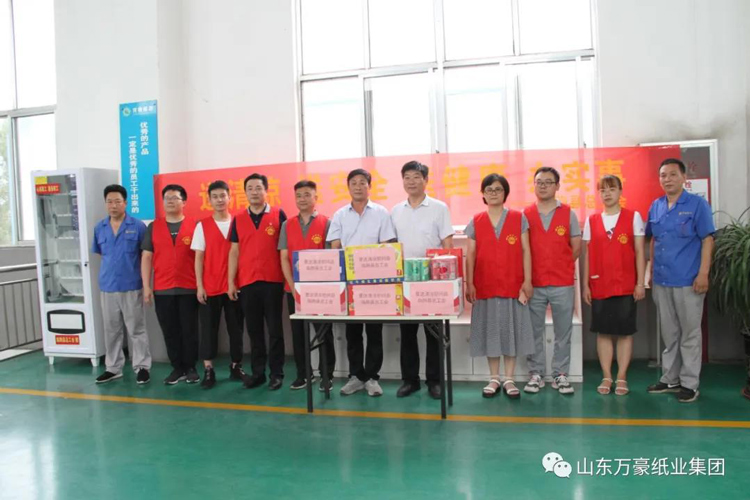 縣總工會領導來（lái）集團開展關愛職工夏送清涼活動