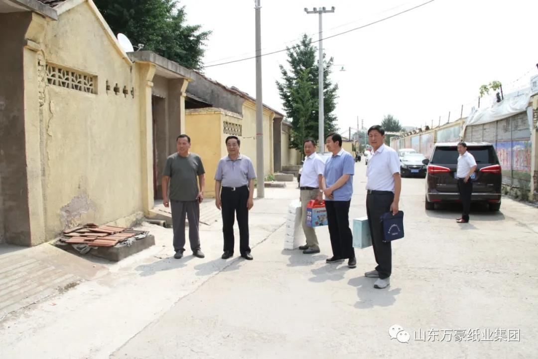 集團領（lǐng）導走訪慰問陡溝社區困難黨員群眾